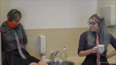 व्यसनाधीन / बांधलेले आणि गुंडाळलेले / संकटात असलेली महिला